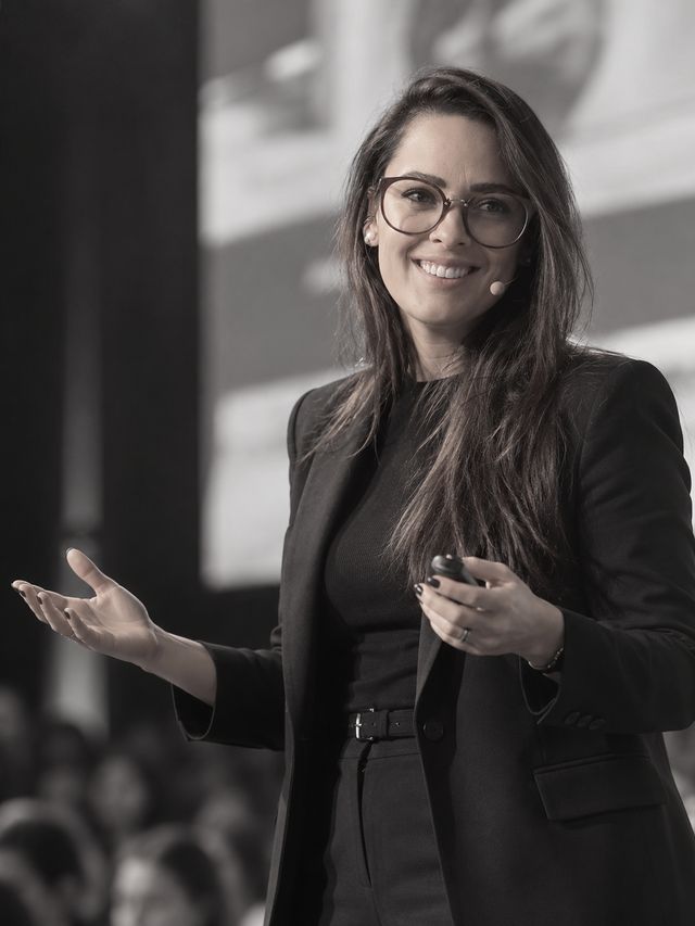 Grazi Guaspari sorrindo durante uma apresentação