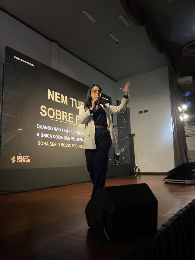 Grazi Guaspari palestrando em evento corporativo